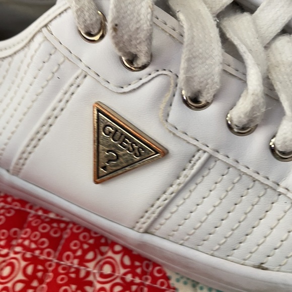 Women’s Guess Sneakers size 7.5 - Picture 2 of 8